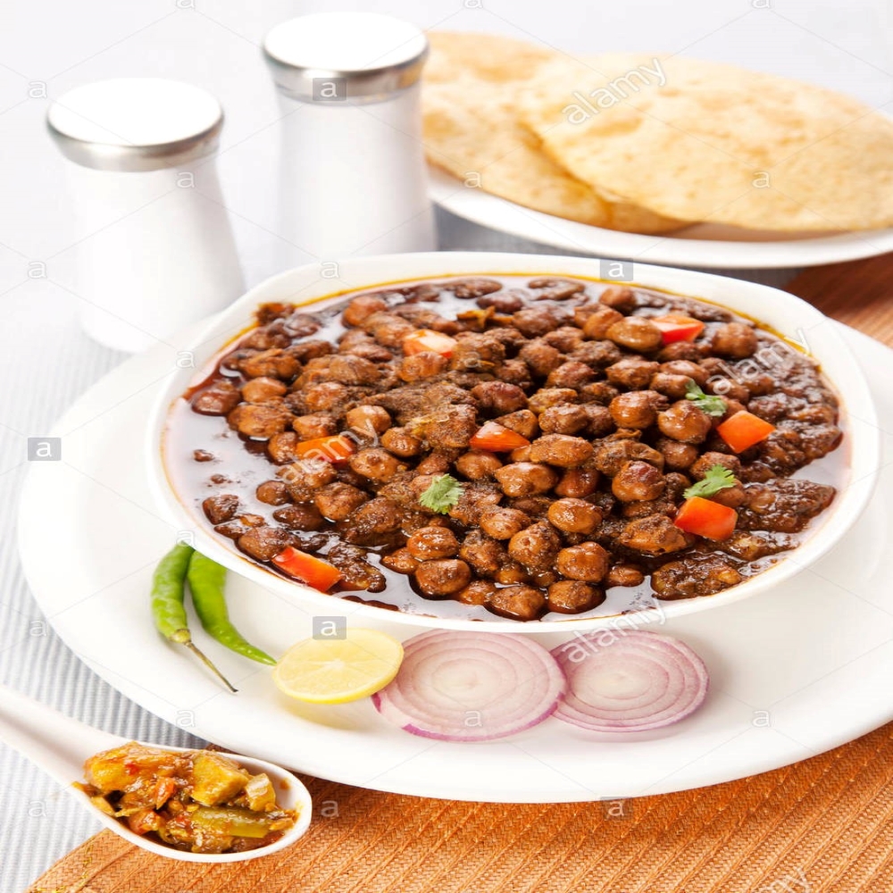 chana-masala-with-puri-indian-food-HG2WGW